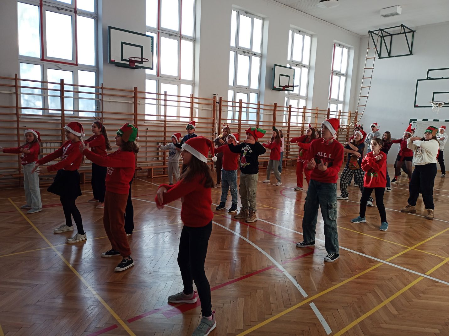nasi uczniowie odtańczyli zumbę mikołajkową 