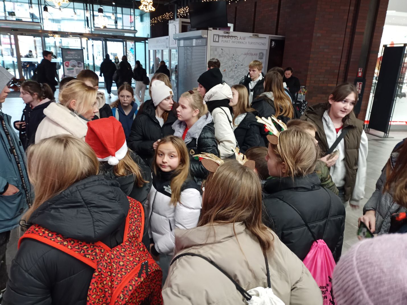 nasi uczniowie odtańczyli zumbę mikołajkową 