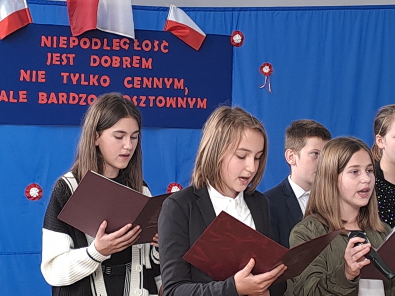 Święto Niepodległości upamiętniliśmy montażem słowno-muzycznym przygotowanym przez uczniów klas IV-VII.