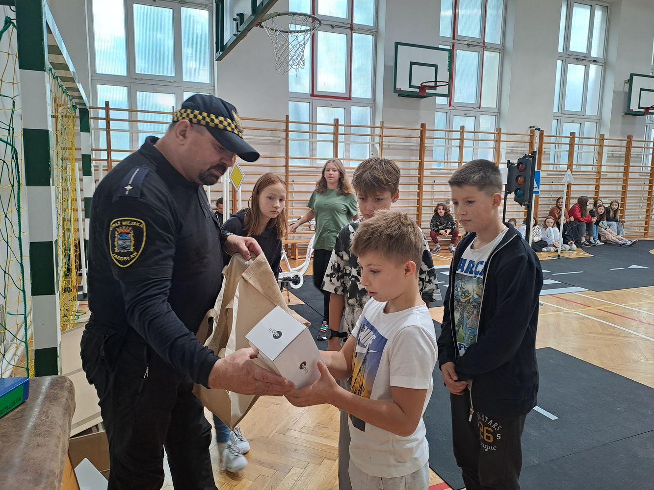 uczniowie spotkali się z młodszym inspektorem w Straży Miejskiej w Jarosławiu
