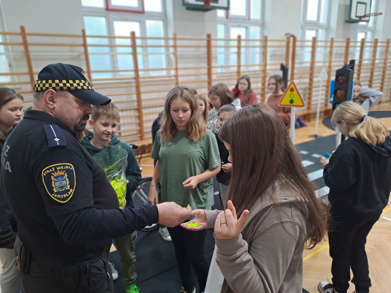 uczniowie spotkali się z młodszym inspektorem w Straży Miejskiej w Jarosławiu